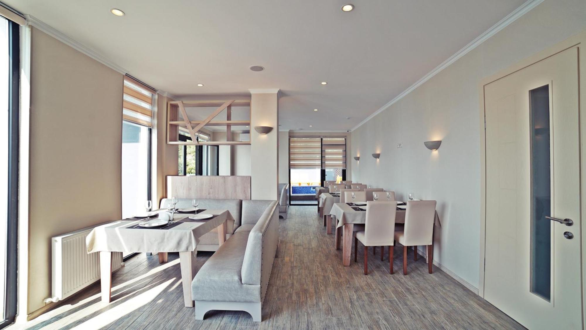 Otel Montana Kvariati